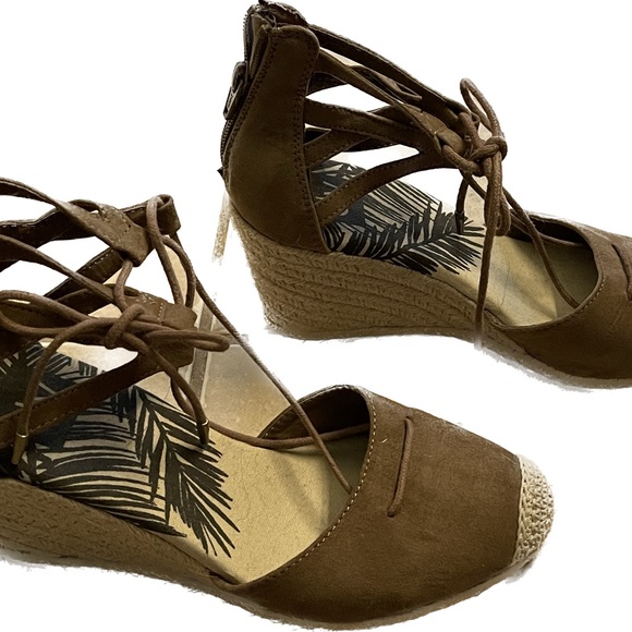 Cute wedge sandal - Picture 2 of 3